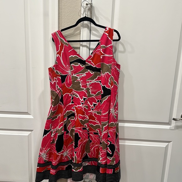 Nine West 18W Sleeveless Dress. Large, fun red/pink flowers on a black base. - Picture 3 of 10